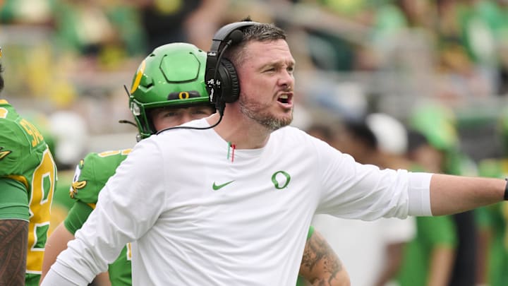 Sep 6, 2025; Eugene, Oregon, USA; Oregon Ducks head coach Dan Lanning instructs players during the first half against the Oklahoma State Cowboys at Autzen Stadium. Mandatory Credit: Troy Wayrynen-Imagn Images Sep 6, 2025; Eugene, Oregon, USA; Oregon Ducks head coach Dan Lanning instructs players during the first half against the Oklahoma State Cowboys at Autzen Stadium. Mandatory Credit: Troy Wayrynen-Imagn Images
