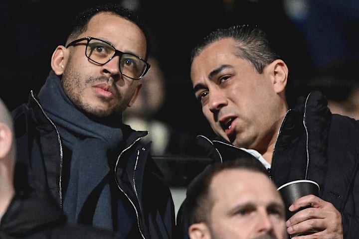 เลียม โรเซนิออร์ (ซ้าย) และเบห์ดาด เอกบาลี