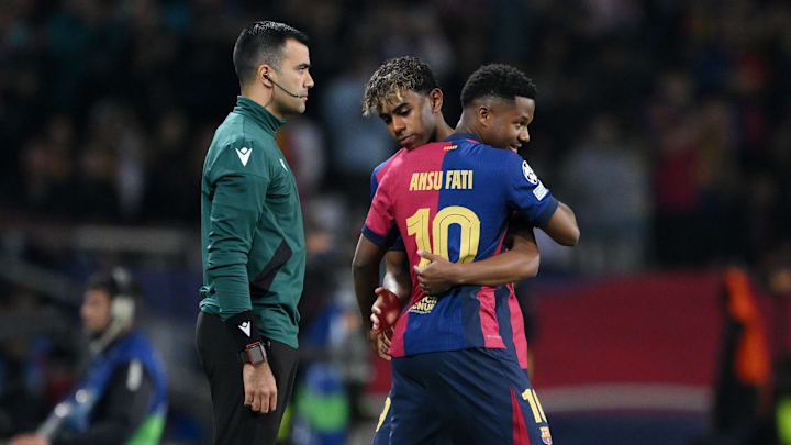 Lamine Yamal abrazando a Ansu Fati, quien lo reemplazó en el partido del FC Barcelona vs. Borussia Dortmund 