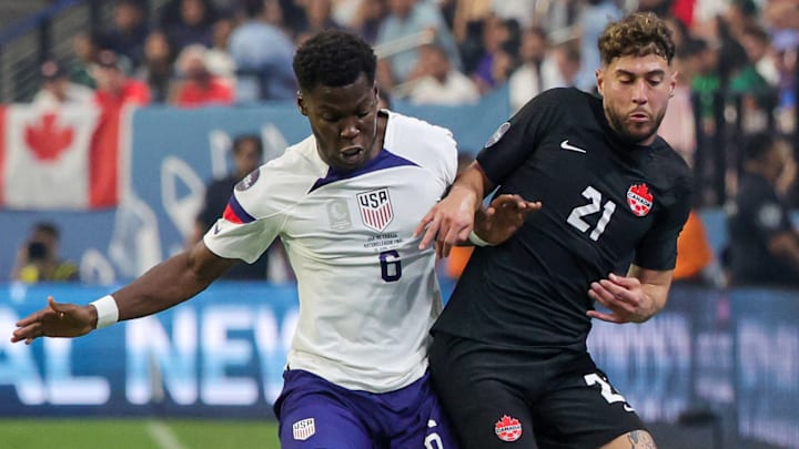 El estadounidense Yunus Musah y el canadiense Jonathan Osorio durante la final de la Nations League.