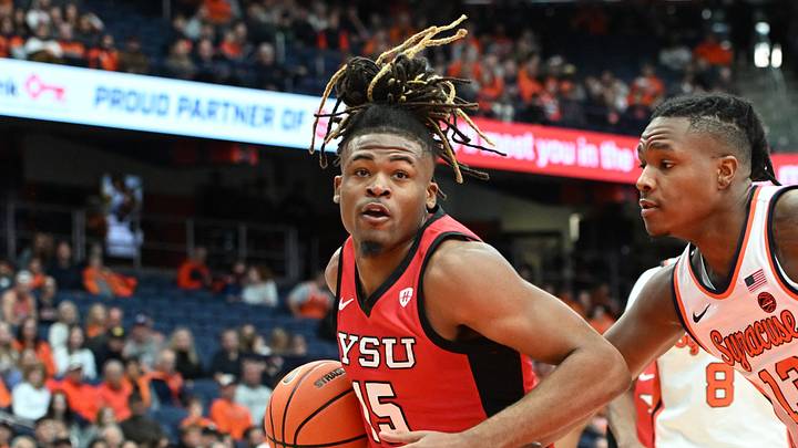 Nov 16, 2024; Syracuse, New York, USA; Youngstown State Penguins forward Cris Carroll (15) looks to the basket with Syracuse Orange forward Jyare Davis (13) defending in the first half at the JMA Wireless Dome. Nov 16, 2024; Syracuse, New York, USA; Youngstown State Penguins forward Cris Carroll (15) looks to the basket with Syracuse Orange forward Jyare Davis (13) defending in the first half at the JMA Wireless Dome.
