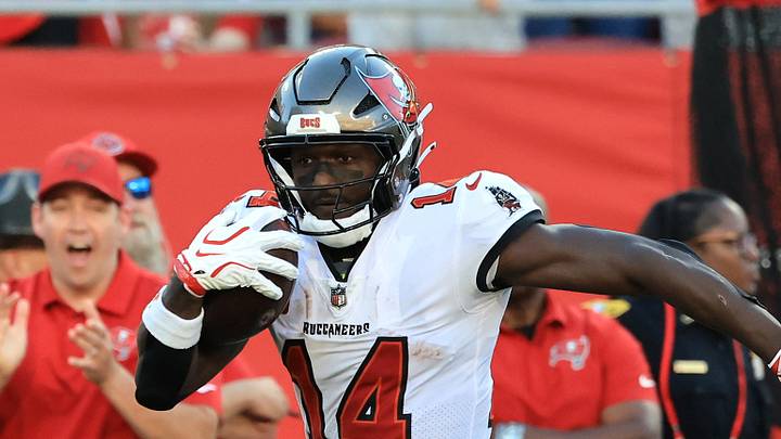 Tampa Bay Buccaneers wide receiver Chris Godwin Jr. (14) carries the ball defended by Minnesota Vikings cornerback Byron Murphy Jr. Tampa Bay Buccaneers wide receiver Chris Godwin Jr. (14) carries the ball defended by Minnesota Vikings cornerback Byron Murphy Jr.