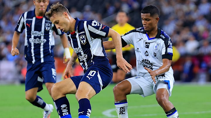 El español Sergio Canales es marcado por el ecuatoriano Jonathan Perlaza en el Apertura 2024