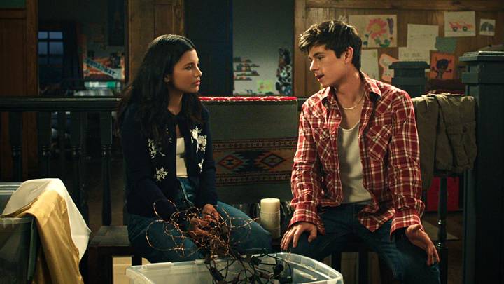 Nikki Rodriguez as Jackie Howard, Ashby Gentry as Alex Walter in episode 305 of My Life with the Walter Boys