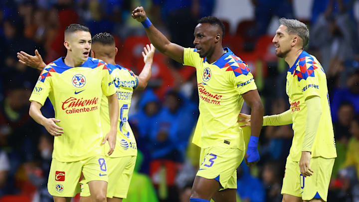 Los jugadores del América celebran uno de los goles sobre Cruz Azul en el Clásico Joven.