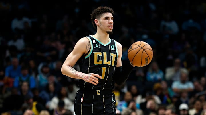 Los Lakers intentarían obtener al base estelar de los Hornets