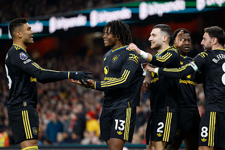 นักเตะแมนยูเฉลิมฉลองประตูของแพทริค ดอร์กูเมื่อเจออาร์เซนอล