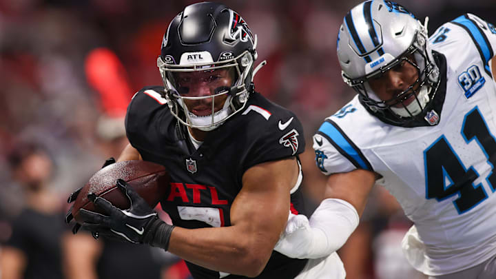 Jan 5, 2025; Atlanta, Georgia, USA; Atlanta Falcons running back Bijan Robinson (7) attempts to catch a pass in front of Carolina Panthers linebacker Jacoby Windmon (41) in the first quarter at Mercedes-Benz Stadium. Mandatory Credit: Brett Davis-Imagn Images
Jan 5, 2025; Atlanta, Georgia, USA; Atlanta Falcons running back Bijan Robinson (7) attempts to catch a pass in front of Carolina Panthers linebacker Jacoby Windmon (41) in the first quarter at Mercedes-Benz Stadium. Mandatory Credit: Brett Davis-Imagn Images