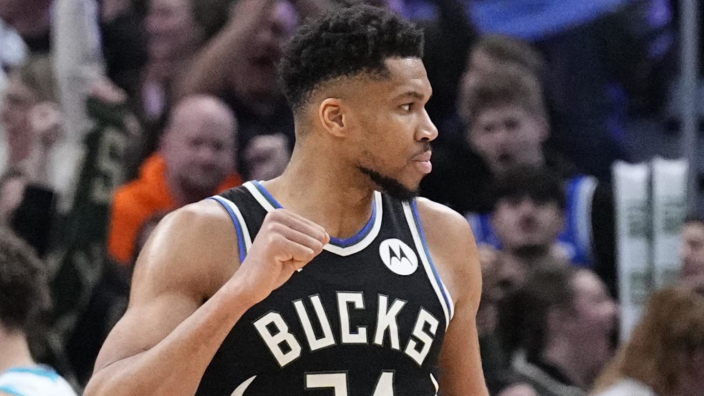 Coach Giannis takes over the huddle for the Bucks