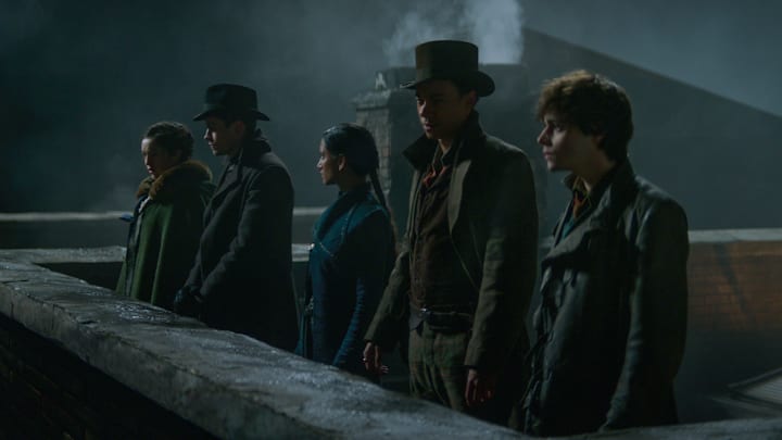 Shadow and Bone. (L to R) Danielle Galligan as Nina Zenik, Freddy Carter as Kaz Brekker, Amita Suman as Inej Ghafa, Kit Young as Jesper Fahey, Jack Wolfe as Wylan in episode 201 of Shadow and Bone. Cr. Courtesy of Netflix © 2022