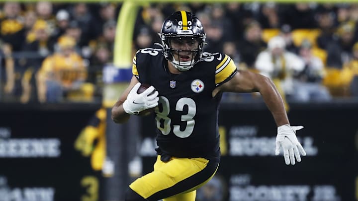 Nov 2, 2023; Pittsburgh, Pennsylvania, USA;  Pittsburgh Steelers tight end Connor Heyward (83) runs after a catch against the Tennessee Titans during the first quarter at Acrisure Stadium. Mandatory Credit: Charles LeClaire-Imagn Images