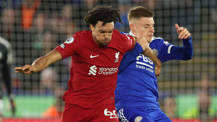 Trent Alexander-Arnold del Liverpool y Harvey Barnes del Leicester City durante la temporada 2022-2023 de la Premier League.