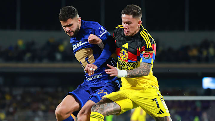 Alan Medina y el uruguayo Brian Rodríguez durante en el último Clásico Capitalino