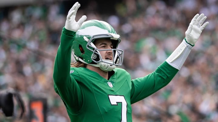 Dec 29, 2024; Philadelphia, Pennsylvania, USA; Philadelphia Eagles quarterback Kenny Pickett (7) reacts to his touchdown pass against the Dallas Cowboys during the second quarter at Lincoln Financial Field. Mandatory Credit: Bill Streicher-Imagn Images Dec 29, 2024; Philadelphia, Pennsylvania, USA; Philadelphia Eagles quarterback Kenny Pickett (7) reacts to his touchdown pass against the Dallas Cowboys during the second quarter at Lincoln Financial Field. Mandatory Credit: Bill Streicher-Imagn Images