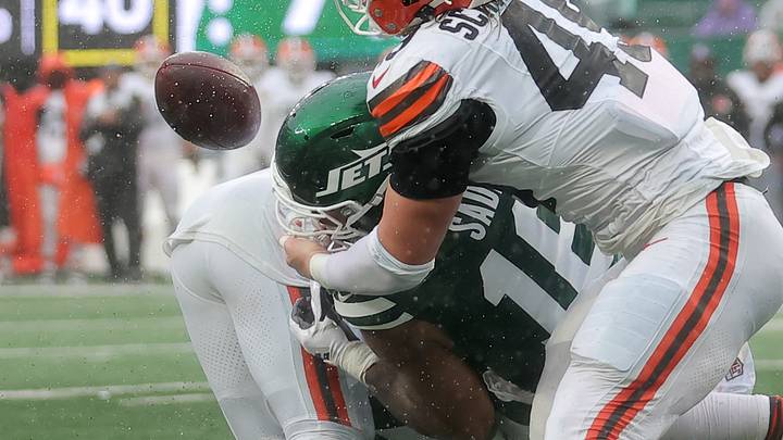 New York Jets tight end Kenyon Sadiq (16) fumbles the ball after a hit by Cleveland Browns linebackers Quincy Williams (5) and Carson Schwesinger (49) during the third quarter at MetLife Stadium. Mandatory Credit: Brad Penner-Imagn Images New York Jets tight end Kenyon Sadiq (16) fumbles the ball after a hit by Cleveland Browns linebackers Quincy Williams (5) and Carson Schwesinger (49) during the third quarter at MetLife Stadium. Mandatory Credit: Brad Penner-Imagn Images