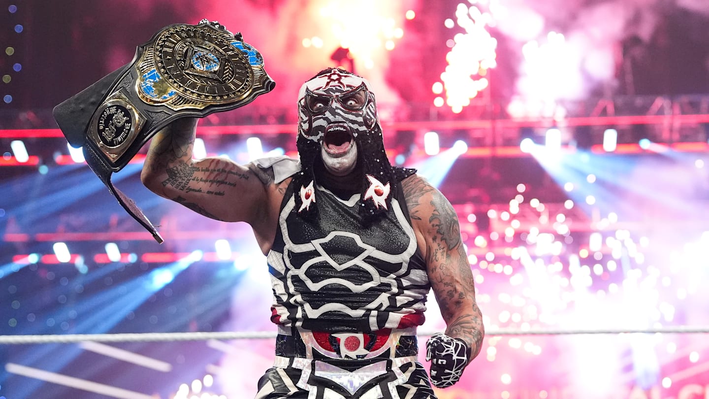 Penta Retains the Men's Intercontinental Title in Wild Ladder Match