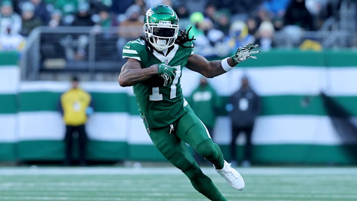 Dec 22, 2024; East Rutherford, New Jersey, USA; New York Jets wide receiver Davante Adams (17) runs with the ball against the Los Angeles Rams during the second quarter at MetLife Stadium. Mandatory Credit: Brad Penner-Imagn Images Dec 22, 2024; East Rutherford, New Jersey, USA; New York Jets wide receiver Davante Adams (17) runs with the ball against the Los Angeles Rams during the second quarter at MetLife Stadium. Mandatory Credit: Brad Penner-Imagn Images