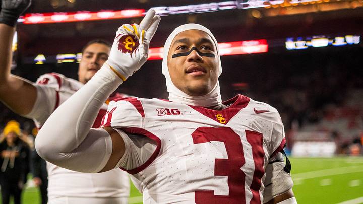 Nov 1, 2025; Lincoln, Nebraska, USA; Southern California Trojans linebacker Jadyn Walker (31) and offensive lineman Elijah Paige (72) hold up a “V” to fans after defeating the Nebraska Cornhuskers at Memorial Stadium. Mandatory Credit: Dylan Widger-Imagn Images Nov 1, 2025; Lincoln, Nebraska, USA; Southern California Trojans linebacker Jadyn Walker (31) and offensive lineman Elijah Paige (72) hold up a “V” to fans after defeating the Nebraska Cornhuskers at Memorial Stadium. Mandatory Credit: Dylan Widger-Imagn Images
