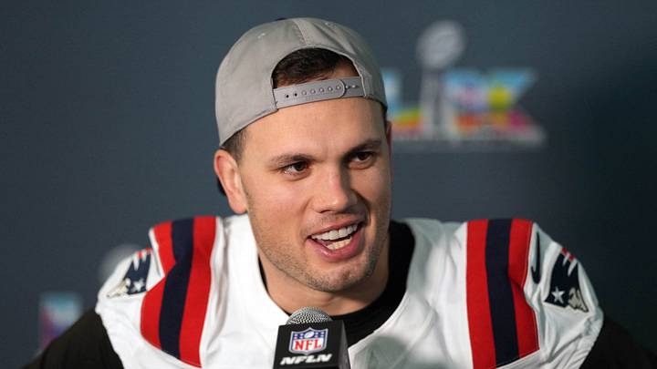 New England Patriots tight end Hunter Henry (85).