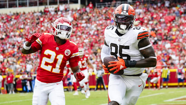 Aug 26, 2023; Kansas City, Missouri, USA; Cleveland Browns tight end David Njoku (85) catches a touchdown pass against Kansas City Chiefs safety Mike Edwards (21) during the first half at GEHA Field at Arrowhead Stadium. Mandatory Credit: Jay Biggerstaff-Imagn Images