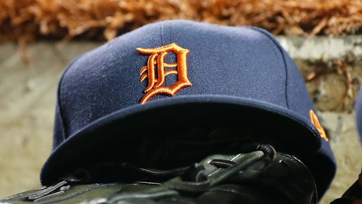Detroit Tigers hat and glove