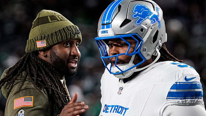 Detroit Lions defensive coordinator Kelvin Sheppard talks to defensive tackle Tyleik Williams (91) Detroit Lions defensive coordinator Kelvin Sheppard talks to defensive tackle Tyleik Williams (91)