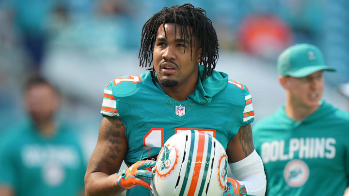 MIAMI GARDENS, FL - DECEMBER 21: Miami Dolphins wide receiver Jaylen Waddle (17) checks the stands during pragame workouts before the game between the Cincinnati Bengals and the Miami Dolphins on Sunday, December 21, 2025 at Hard Rock Stadium in Miami Gardens, FL (Photo by Peter Joneleit Icon Sportswire) NFL, American Football Herren, USA DEC 21 Bengals at Dolphins EDITORIAL USE ONLY Icon251221109