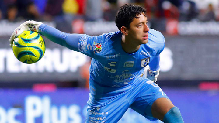 Ante la posible salida del arquero colombiano Kevin Mier, Cruz Azul optaría por Fernando Tapia del Querétaro, quien está a préstamo desde el América.