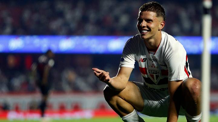 Gustavo Santana celebrando un tanto en el Brasileirao 2026