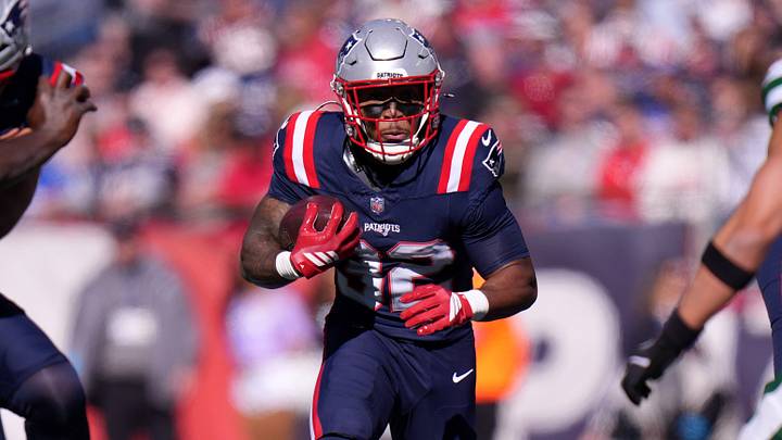 Oct 18, 2026; Foxborough, Massachusetts, USA; New England Patriots running back TreVeyon Henderson (32) runs with the ball in the first half against the New York Jets at Gillette Stadium. Mandatory Credit: David Butler II-Imagn Images Oct 18, 2026; Foxborough, Massachusetts, USA; New England Patriots running back TreVeyon Henderson (32) runs with the ball in the first half against the New York Jets at Gillette Stadium. Mandatory Credit: David Butler II-Imagn Images