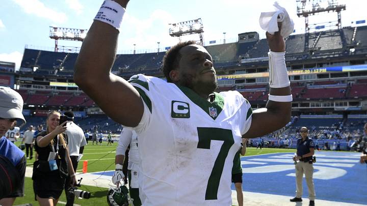 New York Jets quarterback Geno Smith (7) waves to the crowd as he walks off the field after the game against the Tennessee Titans at Nissan Stadium. Mandatory Credit: Steve Roberts-Imagn Images New York Jets quarterback Geno Smith (7) waves to the crowd as he walks off the field after the game against the Tennessee Titans at Nissan Stadium. Mandatory Credit: Steve Roberts-Imagn Images