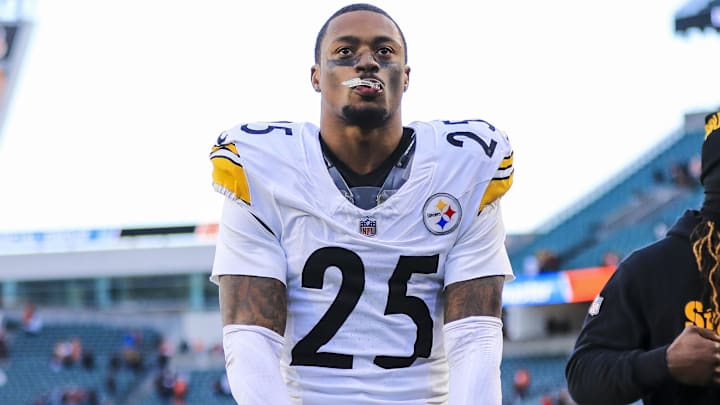 Pittsburgh Steelers safety DeShon Elliott runs off the field after the victory over the Cincinnati Bengals.
