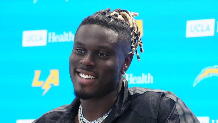 May 19, 2026; El Segundo, CA, USA; Los Angeles Chargers tight end David Njoku at press conference during offseason workouts at The Bolt. Mandatory Credit: Kirby Lee-Imagn Images May 19, 2026; El Segundo, CA, USA; Los Angeles Chargers tight end David Njoku at press conference during offseason workouts at The Bolt. Mandatory Credit: Kirby Lee-Imagn Images