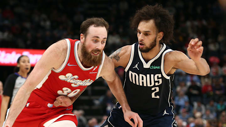 Jan 6, 2025; Memphis, Tennessee, USA; Memphis Grizzlies center Jay Huff (30) drives to the basket as Dallas Mavericks center Dereck Lively II (2) defends during the third quarter at FedExForum. Mandatory Credit: Petre Thomas-Imagn Images Jan 6, 2025; Memphis, Tennessee, USA; Memphis Grizzlies center Jay Huff (30) drives to the basket as Dallas Mavericks center Dereck Lively II (2) defends during the third quarter at FedExForum. Mandatory Credit: Petre Thomas-Imagn Images