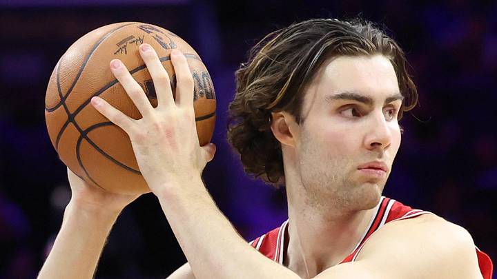 Mar 25, 2026; Philadelphia, Pennsylvania, USA; Chicago Bulls guard Josh Giddey (3) controls the ball in front of Philadelphia 76ers guard Vj Edgecombe (77) during the third quarter at Xfinity Mobile Arena. Mandatory Credit: Bill Streicher-Imagn Images Mar 25, 2026; Philadelphia, Pennsylvania, USA; Chicago Bulls guard Josh Giddey (3) controls the ball in front of Philadelphia 76ers guard Vj Edgecombe (77) during the third quarter at Xfinity Mobile Arena. Mandatory Credit: Bill Streicher-Imagn Images