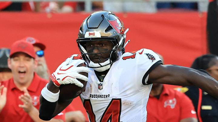 Tampa Bay Buccaneers wide receiver Chris Godwin Jr. (14) carries the ball defended by Minnesota Vikings cornerback Byron Murphy Jr. 