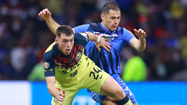 El uruguayo Federico Viñas (América) y el paraguayo Pablo Aguilar (Cruz Azul) durante el Grita México 2021. El uruguayo Federico Viñas (América) y el paraguayo Pablo Aguilar (Cruz Azul) durante el Grita México 2021.
