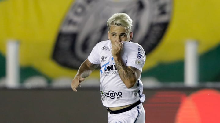 Atacante venezuelano retornou ao time após afastamento.