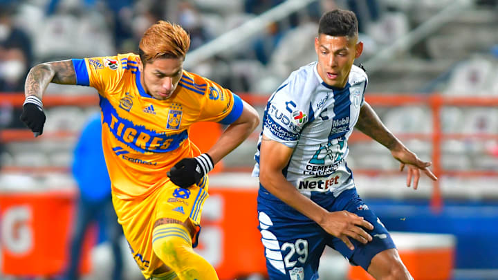 Carlos Salcedo (Tigres) y el argentino Mauro Quiroga (Pachuca) durante el Torneo Guard1anes 2021.