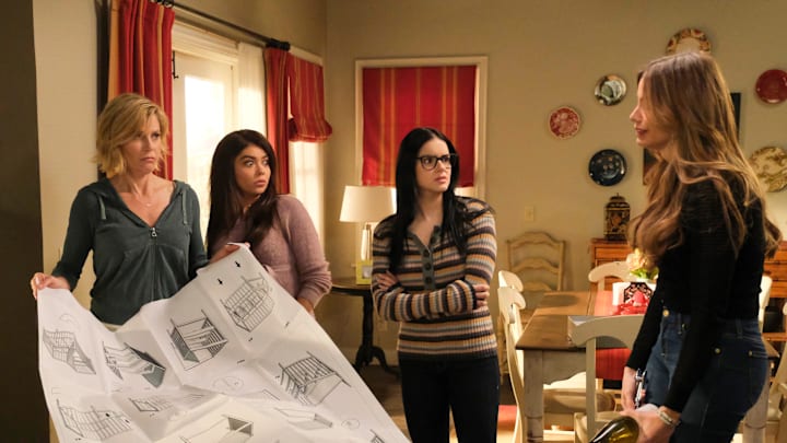MODERN FAMILY - "The Wild" - Mitch, Cam and Phil crash Jay's annual hiking trip to find an elusive bald eagle after Gloria asks them to keep an eye on him. Meanwhile, Gloria, Alex, Claire and Haley get together to plan her baby shower on "Modern Family," WEDNESDAY, MARCH 13 (9:00-9:31 p.m. EDT), on The ABC Television Network. (ABC/Tony Rivetti)
JULIE BOWEN, SARAH HYLAND, ARIEL WINTER, SOFIA VERGARA