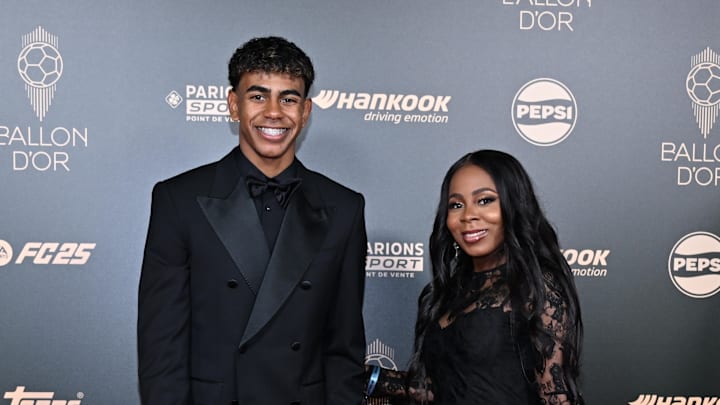 Lamine Yamal avec sa mère, à la cérémonie du Ballon d'Or 2024.