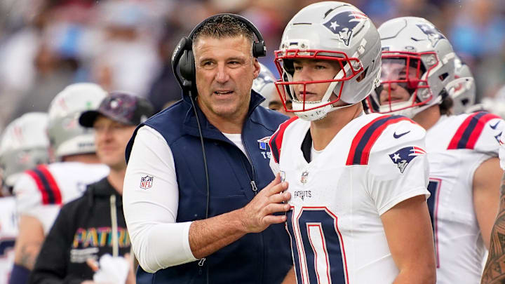 New England Patriots coach Mike Vrabel talks to quarterback Drake Maye (10) during the second quarter at Nissan Stadium in Nashville, Tenn., Sunday, Oct. 19, 2025. New England Patriots coach Mike Vrabel talks to quarterback Drake Maye (10) during the second quarter at Nissan Stadium in Nashville, Tenn., Sunday, Oct. 19, 2025.