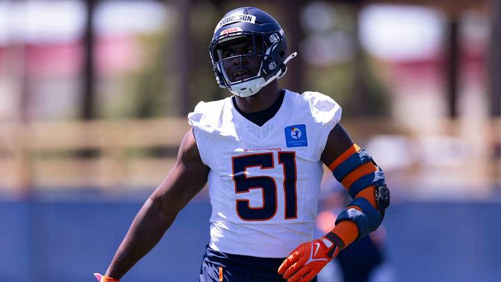 Denver Broncos rookie outside linebacker Que Robinson performs a drill at rookie minicamp at Broncos Park Powered by CommonSpirit. Denver Broncos rookie outside linebacker Que Robinson performs a drill at rookie minicamp at Broncos Park Powered by CommonSpirit.