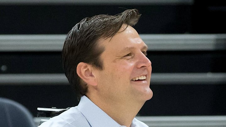 Oct 30, 2017; Salt Lake City, UT, USA; Utah Jazz general manager Dennis Lindsey (left): Russ Isabella-Imagn Images