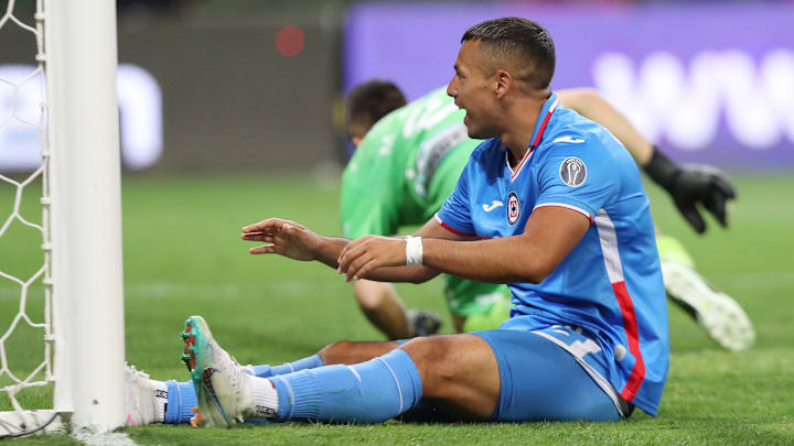 Uno de los recientes casos de fracaso en la delantera es el chileno Iván Morales, que incluso fue inscrito en la Sub-23.