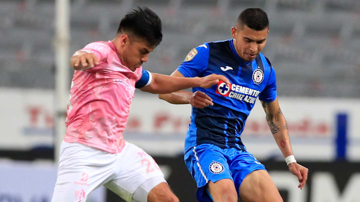 El capitán Aldo Rocha (Atlas) y Orbelín Pineda (Cruz Azul) compiten por el esférico.