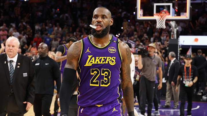 LeBron James y Lakers perdieron el invicto el lunes ante los Suns