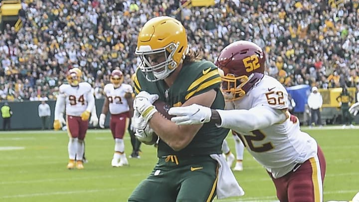 Green Bay Packers tight end Robert Tonyan (85) catches a touchdown pass against Washington linebacker Jamin Davis.