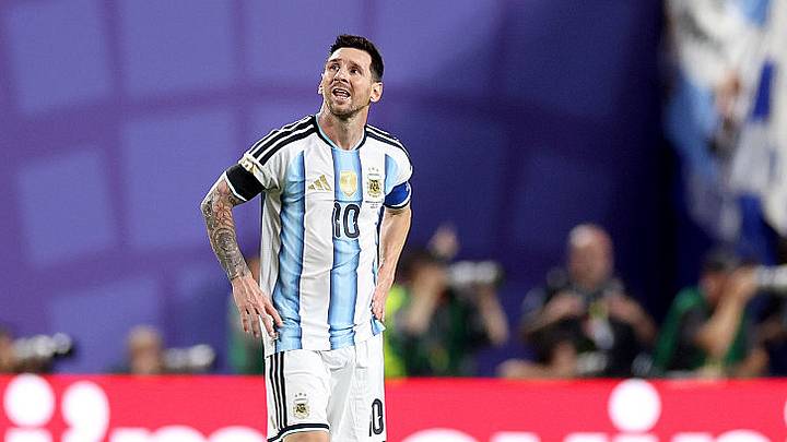 Los jugadores de Argentina portaron brazalete negro tras el fallecimiento de Antonio Rattín Los jugadores de Argentina portaron brazalete negro tras el fallecimiento de Antonio Rattín