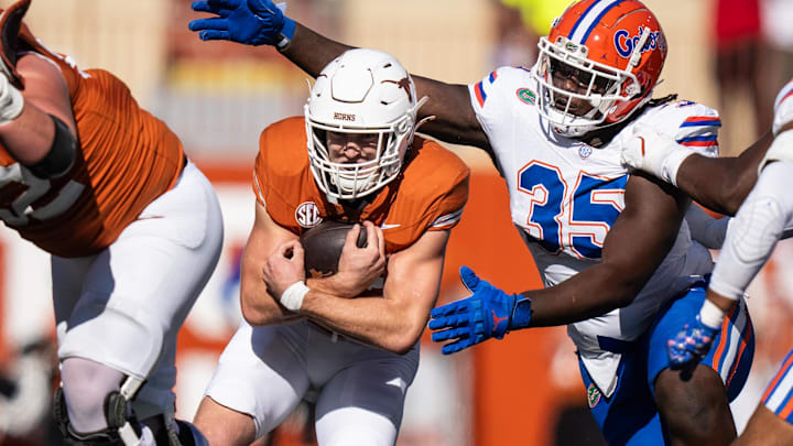 Texas Longhorns running back Colin Page carries the ball in the fourth quarter at Darrell K Royal-Texas Memorial Stadium. 